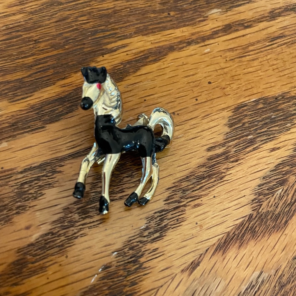 Horse pin